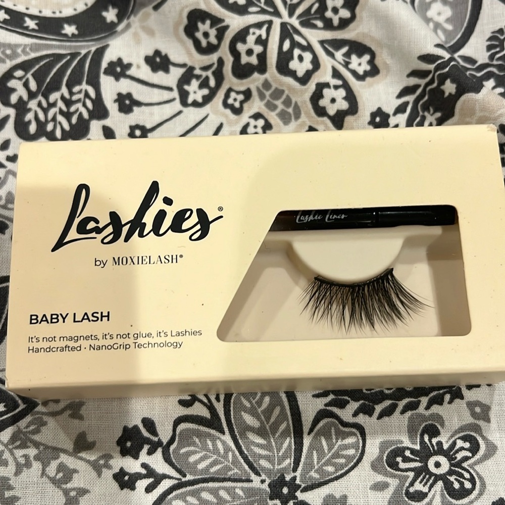Moxilash Baby Lash with micro clear lashies liner.
